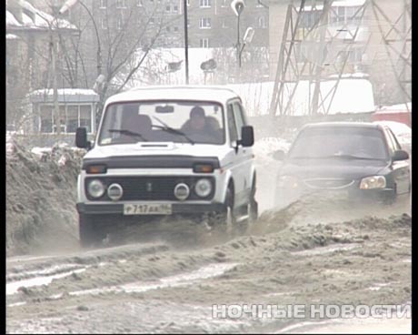 Очередное коммунальное ЧП в Екатеринбурге: водой из канализации залило проезжую часть и строительный котлован 